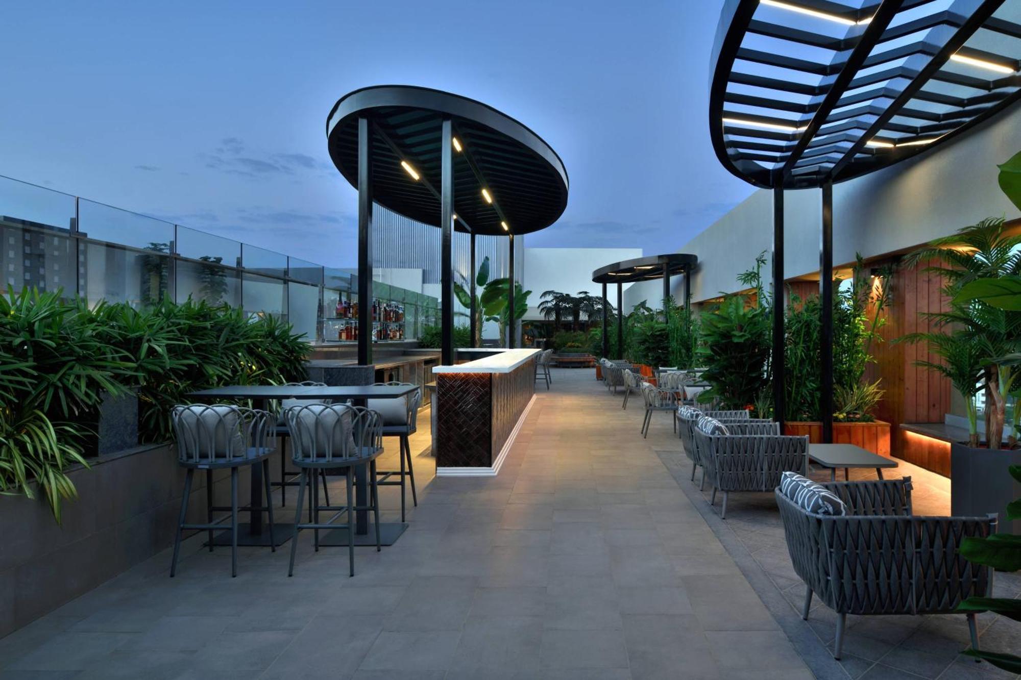 Courtyard By Marriott Nashik Hotel Buitenkant foto